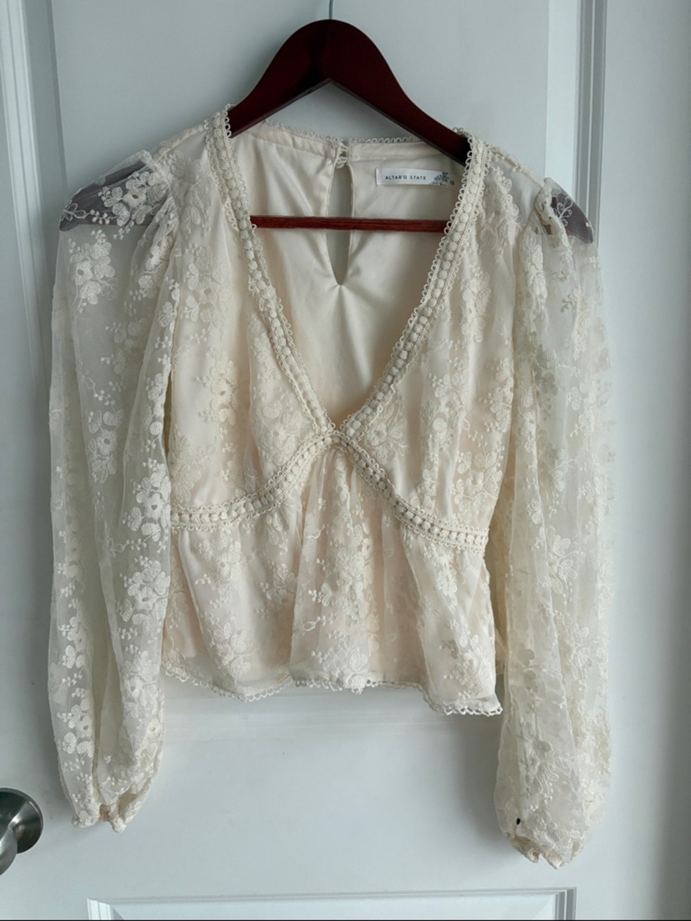 ALCaro State Cream Lace V-Neck Long-Sleeve Women's Top
